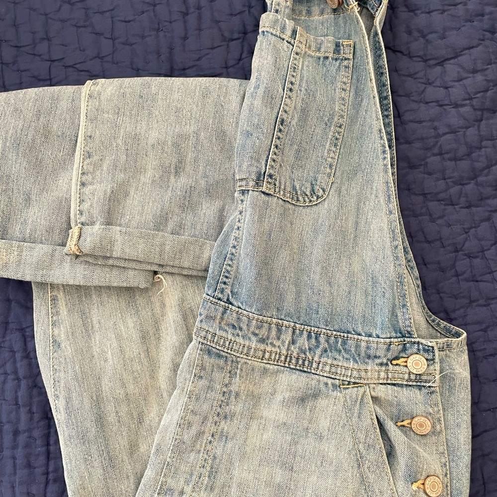 Gap distressed lightwash overalls